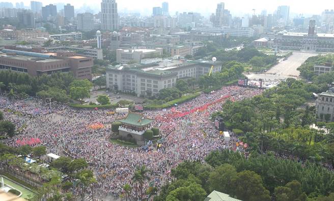  9月3日，14.5万参加抗议活动民众挤满台北市凯达格兰大道，向台湾当局表达诉求宣泄怒火。（图片来源：台湾《中时电子报》）